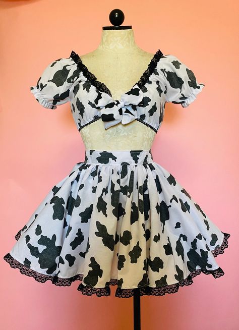 Plus Size Cow Print Outfits, Cow Aesthetic Outfit, Cow Maid Outfit, Cow Themed Outfit, Cow Custom Halloween, Strawberry Cow Costume, Cute Cow Outfits, Doja Cat Cow Outfit, Strawberry Cow Outfit