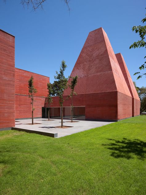 Paula Rêgo Museum Red Architecture, Paula Rego, Cascais Portugal, Eco Architecture, Roof Architecture, Brick Architecture, Architecture Design Concept, Roof Detail, Traditional Architecture