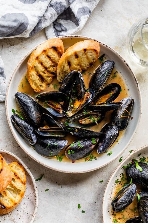 These Drunken Mussels cook in a quick and easy, garlicky white wine-broth sauce with anchovies for ultimate flavor. Muscle Recipes Seafood, Mussel Appetizers, Drunken Mussels, Easy Mussels Recipe, Mussels Recipes, Fish Monger, Mussels Recipe, Eat Seasonal, Skinny Taste Recipes