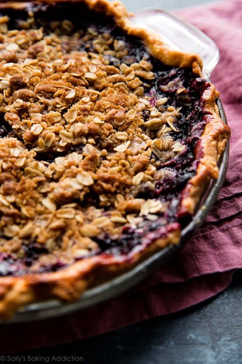 Blueberry Crumble Pie - Sally's Baking Addiction Blueberry Crumble Pie, Pie Crust Uses, Crumble Pie, Blueberry Pie Filling, Oat Crumble, Pie Crumble, Sally's Baking, Fruit Cobbler, Good Pie