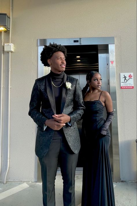 Prom Men Outfit Ideas Black, Prom Outfits For Guys Black, Black Prom Suits For Guys, Prom Guys Outfits, Homecoming Guys Outfits, Black Suit Prom, Prom Suit Ideas, Boys Prom Outfit Ideas, Prom Men Outfit