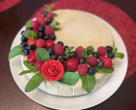 Cheese cake decorated with berries and mint leaves Cake Decorated With Berries, Mint Decor, Fruit Decorations, Party Food Appetizers, Food Themes, Mint Leaves, Food Decoration, Serving Food, Creative Food