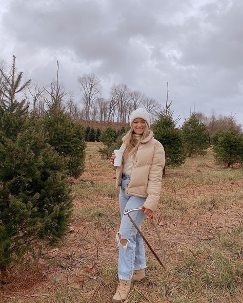 Christmas Tree Picking Outfit, Christmas Tree Shopping Outfit, Christmas Tree Farm Outfit Ideas, Winter Farm Outfit, Christmas Tree Farm Outfits, Tree Farm Outfits, Tree Farm Outfit Ideas, Tree Farm Aesthetic, Christmas Tree Farm Aesthetic