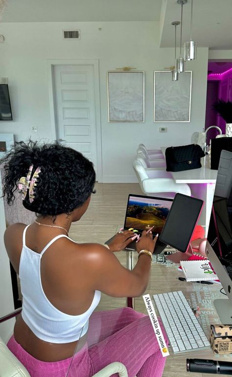 Dream Lifestyle Black Women, Black Woman Influencer Aesthetic, Black Woman College Aesthetic, Business Warehouse Goals, Black Women Excellence, Manifestation Black Women, Different Female Aesthetics, Office Job Aesthetic Black Women, New Remote Job Aesthetic