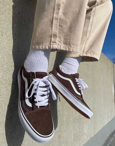 Vans Brown Shoes, Cute Shoes Vans, Vans Astethic, Vans Shoes Aesthetic, Old Skool Vans Outfit, Fall Vans, Vans Old Skool Outfit, Vans Old School Shoes, Vans Shoes Outfit