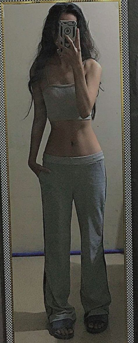 full body mirror selfie Body Dismporhia, Full Body Mirror Selfie, Polaroid Pics, Full Body Mirror, Anatomy Poses, Body Mirror, Polaroid Pictures, Body Picture, Body Poses