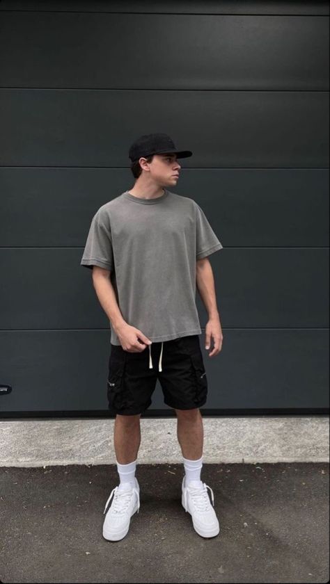 Oversized Shirt And Shorts Outfit Men, Oversized Gym Outfit Men, Casual Gym Outfit Men, Black Gym Shorts Outfit, Black Shorts Outfit Men Streetwear, Black Cap Outfit Men, Guys Shorts Outfit, Vans Outfit Men Street Styles, Black Cap Outfit