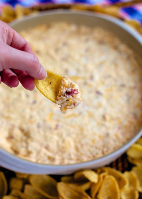 Warm Crack Dip - cheddar, bacon and ranch dip - this stuff is SO addicting! This is always the first thing to go at a party! I could make a meal out of it! Delicious Dips, Hot Appetizers, Cheesecake Dip, Fingerfood Party, Shredded Cheddar Cheese, Appetizer Ideas, Ranch Dressing Mix, Ranch Dip, Munnar