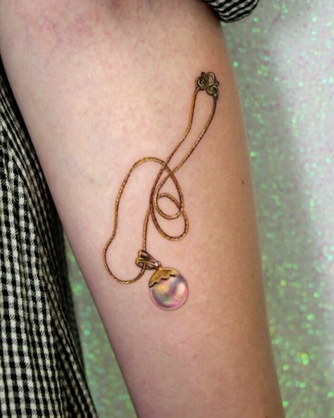 People Go To This Artist For Permanent Jewelry Tattoos (40 Pics) Amethyst Tattoo, Pearl Tattoo, Colour Tattoos, Crystal Tattoo, Unique Tattoo Ideas, Ribbon Tattoos, Intricate Tattoo, Tattoo Designs For Girls, 3d Tattoos