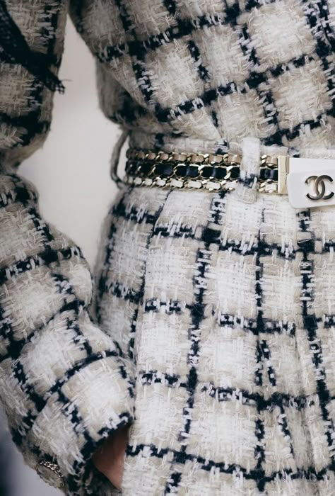 Chanel Outfit Winter, Chanel 2019 Fall Winter, Coco Chanel Fashion Outfits, Chanel Coats & Jackets, Chanel Coat Outfit, Chanel Textiles, Coco Chanel Jacket, Chanel Tweed Outfit, Channel Coat