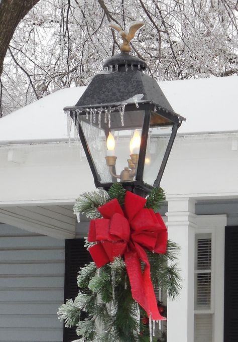 Christmas lamp post Post Christmas Decor, Christmas Lantern Ideas, Christmas Lamp Post, Outdoor Christmas Decorations Lights, Christmas Lights Background, Christmas Lights Wallpaper, Holiday Lanterns, Outdoor Lamp Posts, Christmas House Lights