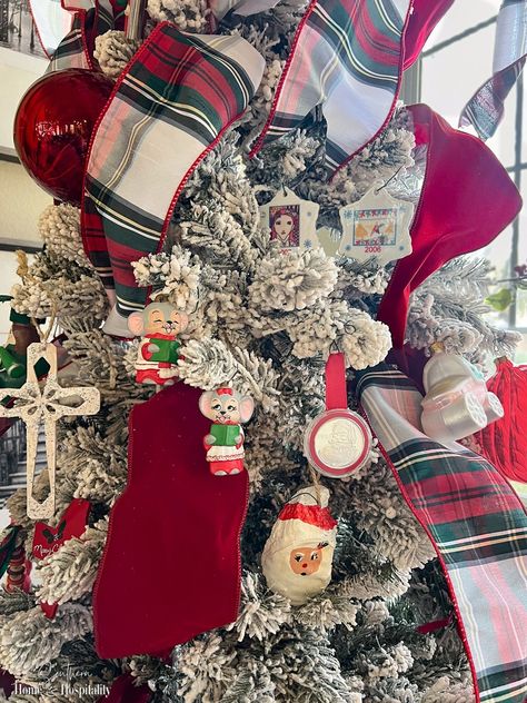 You don't have to sacrifice a pretty Christmas tree to use sentimental ornaments. These are the best tips to help that meaningful family Christmas tree look more put together and polished! Christmas Tree With Personal Ornaments, Sentimental Christmas Tree, Christmas Tree With Family Ornaments, Sentimental Ornaments, Look More Put Together, Family Christmas Tree, Pretty Christmas Trees, Real Christmas, Cocktail Gifts