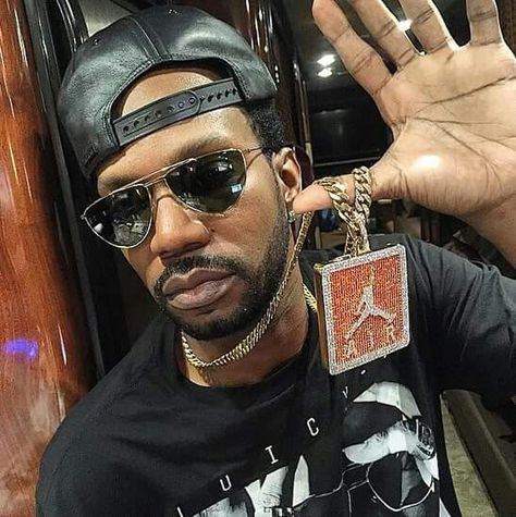 Juicy J Three 6 Mafia, Juicy J, Goodfellas, Insta Videos, Hip Hop Culture, Custom Jewelry, Jewelry Inspiration, Old School, Rayban Wayfarer