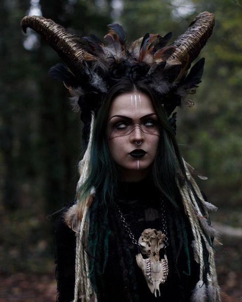 4,516 Likes, 76 Comments - 𝐍𝐞𝐥𝐥 (@livkae_) on Instagram: “Sorceress from the deep, dark woods 🌙 I love this look so much ! I was like 10m away from the path…” Dark Forest Witch Outfit, Dark Viking Costume, Dark Forest Witch Costume, Woods Witch Costume, Dark Witch Cosplay, Wood Witch Costume, Dark Forest Fairy Costume, Dark Faerie Costume, Pagan Makeup Witch