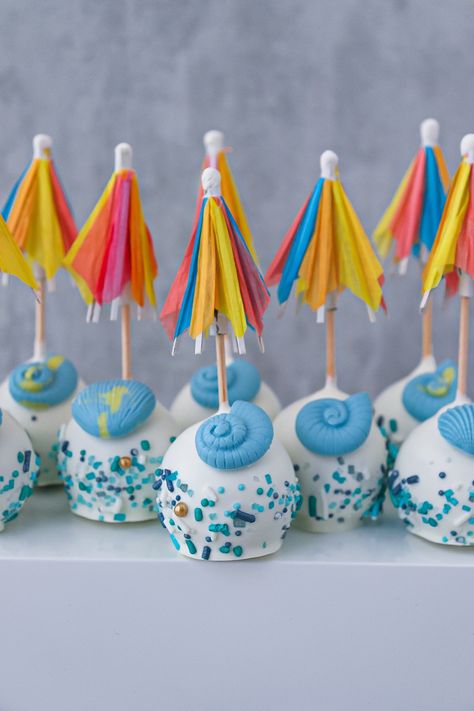 Beach Cake Pops, Beach Theme Desserts, Beach Dessert, Themed Cake Pops, Fondant Cupcake Topper, Homemade Candy Bars, Beach Themed Cakes, Ocean Birthday Party, Beach Candy