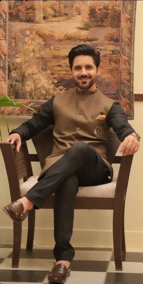 Kurta With Sadri For Men, Mehndi Groom Outfit Pakistani, Sadri Kurta For Men Wedding, Pakistani Groom Wear, Shalwar Kameez With Coat Men, Sadri Kurta For Men, Kurta Jackets For Men Wedding, Waist Coat Men Wedding, Peaky Blinders Style Suit