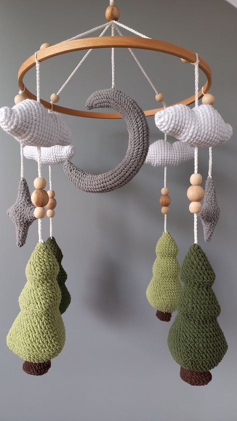 Green Forest Nursery, Mobile Crochet Pattern, Neutral Baby Room, Baby Room Decor Neutral, Baby Play Gym Toys, Crochet Baby Mobiles, Christmas Party Photo, Woodland Mobile, Crochet Mobile