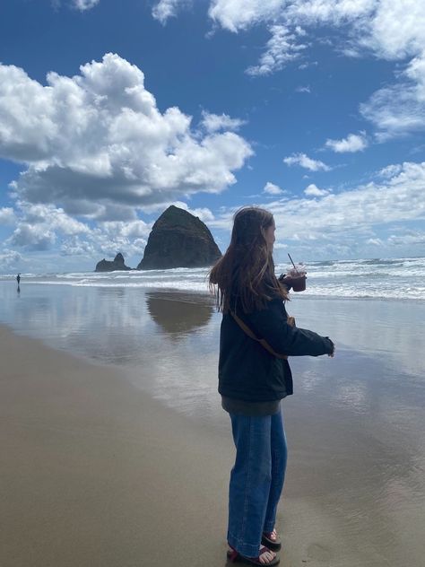 Seaside Oregon Outfit, Coast Outfit Oregon, Oregon Coast Pictures, Pnw Beach Aesthetic, West Coast Summer Outfits, Oregon Coast Winter, Oregon Aesthetic Outfits, Coast Picture Ideas, Oregon Instagram Pictures