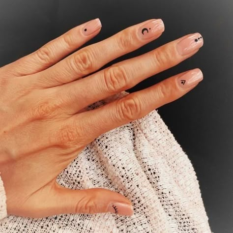 Minimalistic Short Nails Design, Boho Nail Art Bohemian, Nail Art Simple Minimalist, Line Designs On Nails, Simple Line Nail Designs, Boho Manicure, Boho Gel Nails, Summer Boho Nails, Boho Nails Designs Bohemian