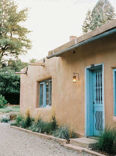 Santa Fe Style Homes Exterior, New Mexico Style Home, Santa Fe Interior Design, Santa Fe Ranch, Mexico House Ideas, Santa Fe Style Homes, Bali Decor, New Mexico Style, Santa Fe Home