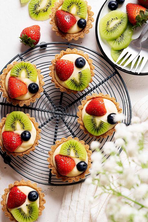 Pie Buah Aesthetic, Fruit Tart Decoration, Fruit Tarts Mini, Tart Idea, Fruit Tart Mini, Mini Fruit Tart, Tart Shells Recipe, Cheesecake Decoration, Mini Fruit Tarts