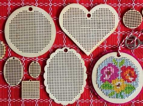 Wood Handicrafts, Round Embroidery, Stitch Jewelry, Cross Stitch Heart, Beaded Cross Stitch, Marianne Design, Textile Jewelry, Crochet Flower Patterns, Wooden Pendant