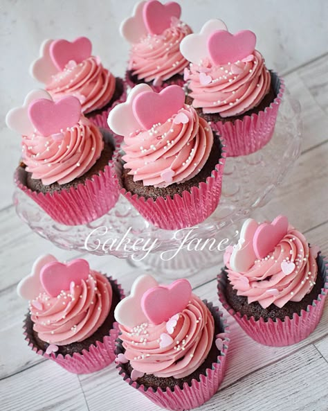 Vday Cupcake Ideas, Valentine Mini Cupcakes, Chocolate Cupcakes Valentines Day, Cute Valentines Cupcakes, San Valentines Cupcakes, Valentines Baking Cupcakes, Conversation Heart Cupcakes, Valentines Day Cupcake Ideas, Vday Cupcakes