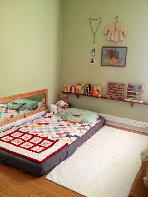 Montessori floor bed -- all of it is great for N8!! (Crib to bed transitioning doesn't seem so intimidating with this cute setup!) Floor Mattress Bedroom Ideas, Camera Montessori, Floor Bed Toddler, Floor Bedroom Ideas, Bed On The Floor, Montessori Floor Bed, Toddler Floor Bed, Montessori Bedroom, Montessori Room