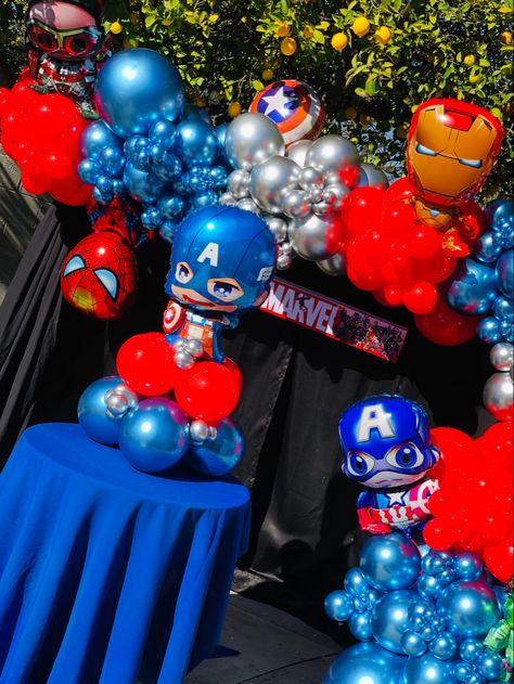 Avenger Balloon Arch, Superhero Balloon Decorations, Avengers Balloon Garland, Superhero Balloon Garland, Marvel Balloons, Marvel Baby Shower, Superhero Centerpiece, Superhero Balloons, Avengers Birthday Party Decorations