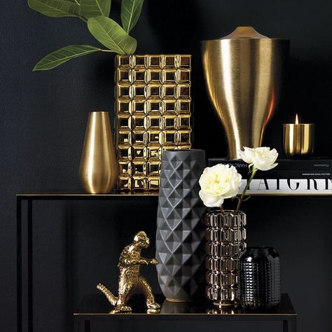 Textured vases from CB2 20 Modern Vases with Sleek Style Black And Gold Living Room, Bandeja Bar, Gold Living, Vase Deco, Gold Living Room, Black Living Room, Gold Vases, Bowl Candle, Brass Candle