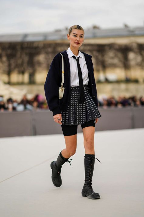 Preppy High Fashion, 2024 Preppy Style, Edgy Preppy Style, Punk Preppy Style, Preppy Outfits 2023, High Fashion Outfits Street, Preppy Punk Outfits, Preppy Edgy Outfits, High Fashion Runway Outfits