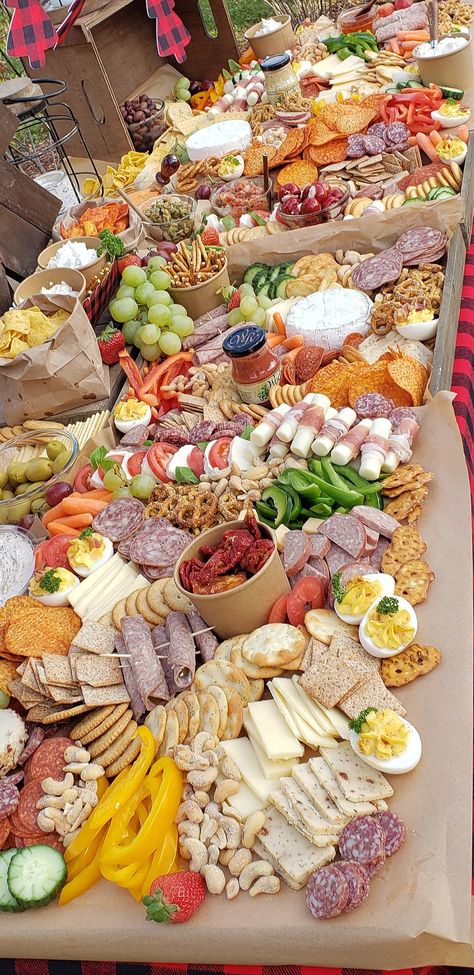 Charcuterie Rehearsal Dinner, Big Grazing Table, Grazing Table Diy Easy, Table Top Charcuterie, Pre Wedding Lunch Ideas, Sandwich Charcuterie Table, Large Table Charcuterie Board, Charcuterie Board Grazing Table, Expensive Charcuterie Board