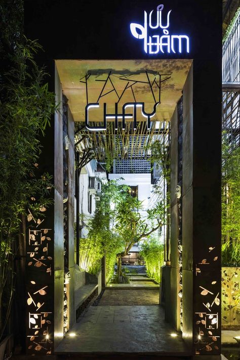 Gallery of ƯU ĐÀM Vegetarian Restaurant / Le House - 11 Restaurant Entrance Design Entryway, Rooftop Bar Design, Restaurant Facade, Restaurant Exterior Design, Restaurant Entrance, Green Cafe, Restaurant Exterior, Restaurant Lounge, Modern Restaurant