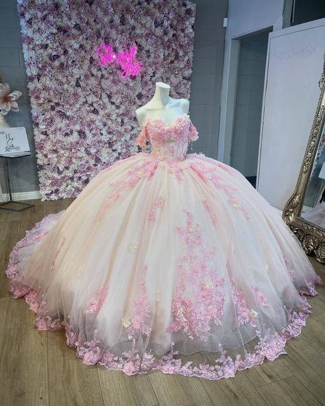 Pink And White Sweet 16 Dress, White Floral Quinceanera Dresses, Pink And White Quinceanera Dresses, Pink Dama Dress, Light Pink Quinceanera Theme, Light Pink Quince Dresses, White Quince Dress, Light Pink Quinceanera, Light Pink Quinceanera Dresses