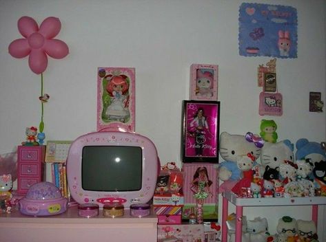 Hello Kitty Room, 2000s Room, Y2k Bedroom, Kitty Room, Hello Kitty Decorations, Nostalgic Pictures, Hello Kitty Rooms, Childhood Memories 2000, Ideas Hogar