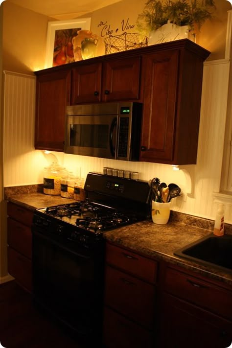 How-to install below cabinet (and above cabinet) lighting. Above Cabinet Lighting, Above Cabinets, Above Kitchen Cabinets, Thrifty Decor Chick, Big Design, Kitchen Redo, Cabinet Lighting, Kitchen Remodel Idea, Cool Stuff