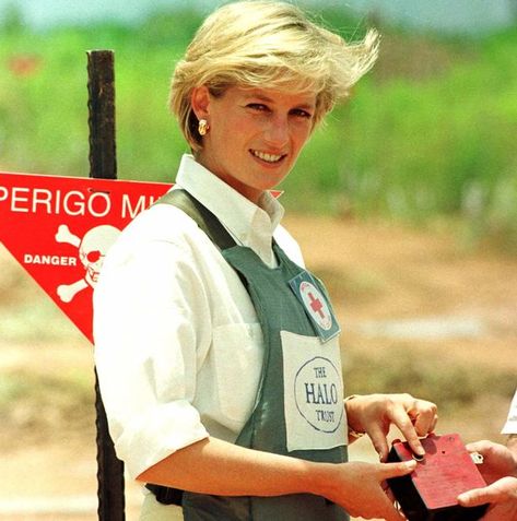 Britain's Diana, Princess of Wales in the land mine fields in Huambo in Angola Diana After Divorce, Diana Queen, Flak Jacket, Post Divorce, Princess Diana Pictures, Prince Williams, Diana Princess, Lady Diana Spencer, Charity Work