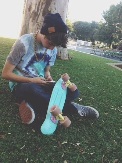 Cute skater guys! Boys In Beanies, Guys In Beanies, Skater Guys, Boys Beanie, Guy Fits, Skater Boys, Beautiful Dreadlocks, Skater Aesthetic, Skater Boy