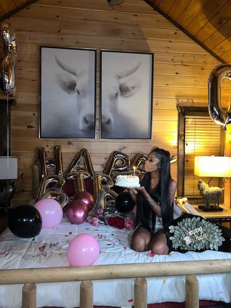 Cabin Trip Black Women, Cabin Birthday Aesthetic, Birthday Cabin Trip, Birthday Trip Aesthetic, Cabin Trip Aesthetic, Bday Photoshoot, Cabin Trip, Cabin Aesthetic, Birthday Ideas For Her