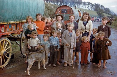 Davenant on Twitter: "‘Irish Traveller Family’, Killorglin, County Kerry, Ireland, 1954 a fascinating Kodachrome by Inge Morath. I love this photo.… https://t.co/CBDeDcT3cS" Romani People, Inge Morath, Antique Maps Vintage, Franz Liszt, Irish Travellers, Into The West, County Kerry, Irish History, Horse Drawn