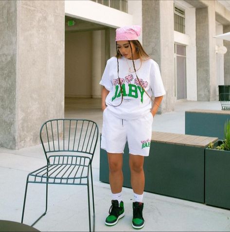 Green And White Outfit Black Woman, Drip Outfits Women Summer, Drip Outfit Women, Outfit Astethics, Drip Outfits Women, White Outfit Ideas, Tomboy Fits, Cute Sweatpants Outfit, Street Style Outfits Casual