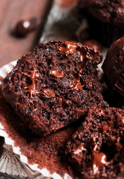 UNBELIEVABLE Double Chocolate Banana Muffins - Scientifically Sweet Cupcakes Cake Ideas, Double Chocolate Banana Muffins, Chocolate Fudge Frosting, Moist Muffins, Chocolate Banana Muffins, Eating Bananas, Banana Cupcakes, Banana Chocolate Chip Muffins, Zucchini Muffins