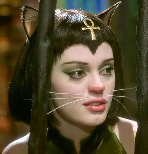 Costume Aesthetic, Iconic Halloween Costumes, Halloween Eve, Rose Mcgowan, Miss Kitty, Halloween Costumes Makeup, Halloween Make Up, Monster Party, Cat People