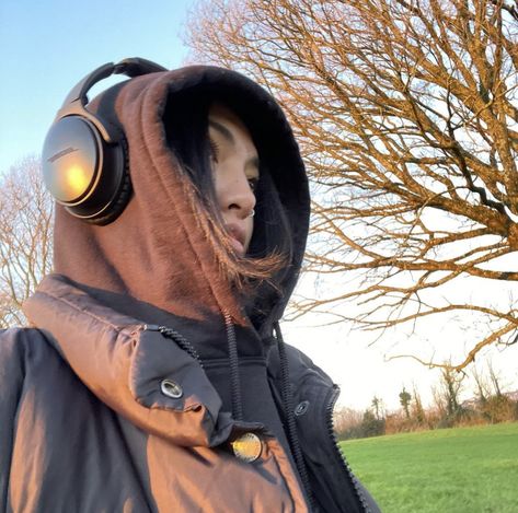 Big Headphones Outfit, Headphones Over Hoodie, Black Headphones Aesthetic Outfit, Bose Qc45 Outfit, Over Ear Headphones Outfit, Headphones Bose Aesthetic, Bose Quiet Comfort 45 Aesthetic, Bose Qc45 Aesthetic, Black Headphones Outfit