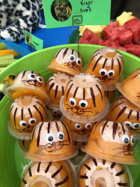 Tiger cups ; mandarin oranges ; animal birthday party Outback Birthday Party Ideas, Tiger Party Food, Big Cats Birthday Party, Animal Food Ideas, Lion Birthday Party Ideas, Tiger Birthday Party Ideas, Tiger Themed Birthday Party, Tigger Party, Safari Birthday Party Food