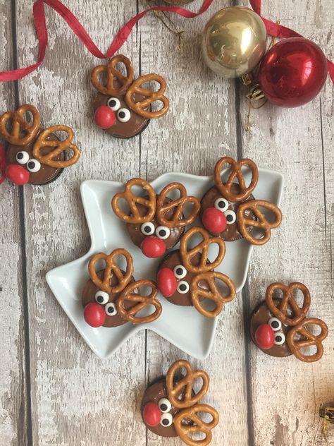 Christmas Food Crafts, Christmas Cookies Kids, Christmas Baking Gifts, Bake Christmas, Best Christmas Cookie Recipe, Reindeer Cookies, Xmas Treats, Easy Christmas Treats, Christmas Food Gifts