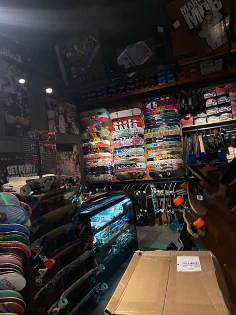 Zumiez Aesthetic, 90s Skateboard Aesthetic, Skate Room, Skateboard Shop Aesthetic, 2000s Rock Aesthetic, Skater Culture Aesthetic, 80s Skateboard Aesthetic, Skatebored Aesthetic, Jd And Veronica