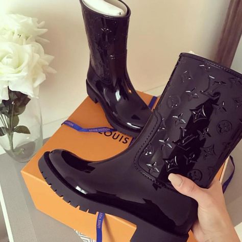 Louis Vuitton Rain Boots, Rain Boots Outfit, Rain Boot Outfit, Lv Fashion, Purple Shoes, Louis Vuitton Boots, Boots Outfit, Rainy Days, Luxury Brand