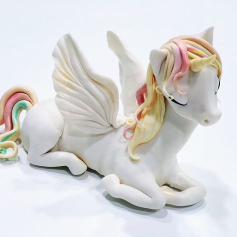 Unicorn free tutorial by Patricia Santoro Pegasus Cake, Fondant Unicorn Cake Toppers, Unicorn Cake Design, Forest Birthday Party, Unicorn Birthday Cake, Fondant Animals, Cake Topper Tutorial, Unicorn Cake Topper, Fondant Tutorial