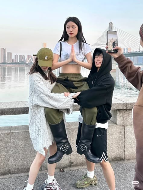 Enfp Entp, Group Picture Poses, Friendship Photography, 사진 촬영 포즈, Bff Photoshoot Poses, Bff Photoshoot, Friend Poses Photography, Pic Pose, Friend Group